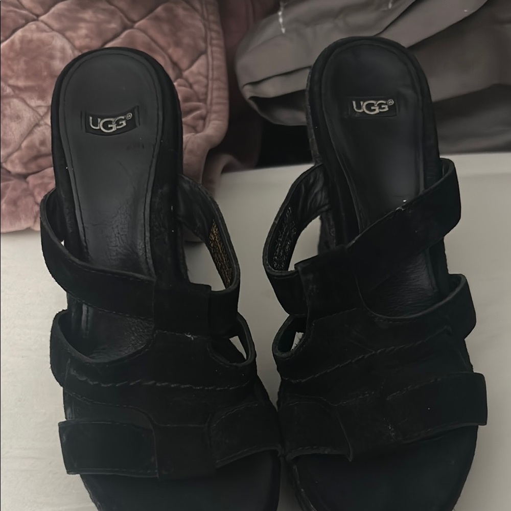 UGG Black Sandals with Plush Comfort and Minimalist Design